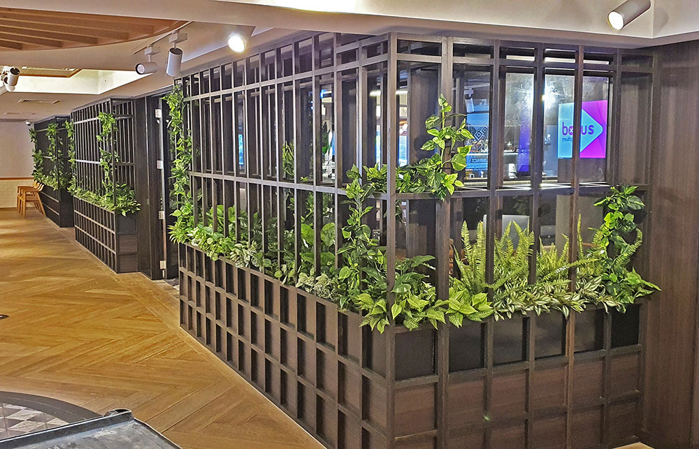 planter with screen